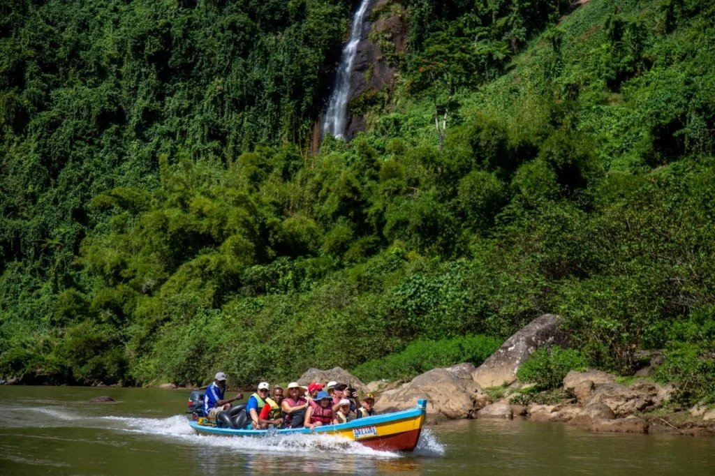 best fiji boat tours